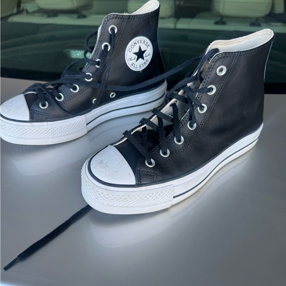 Women’s 7.5 Converse Black and White High-Top Sneakers/ hardly worn